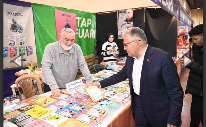 KAYSERİ 6. KİTAP FUARINDA ALİ ÖZKANLI RÜZGARI ESTİ
