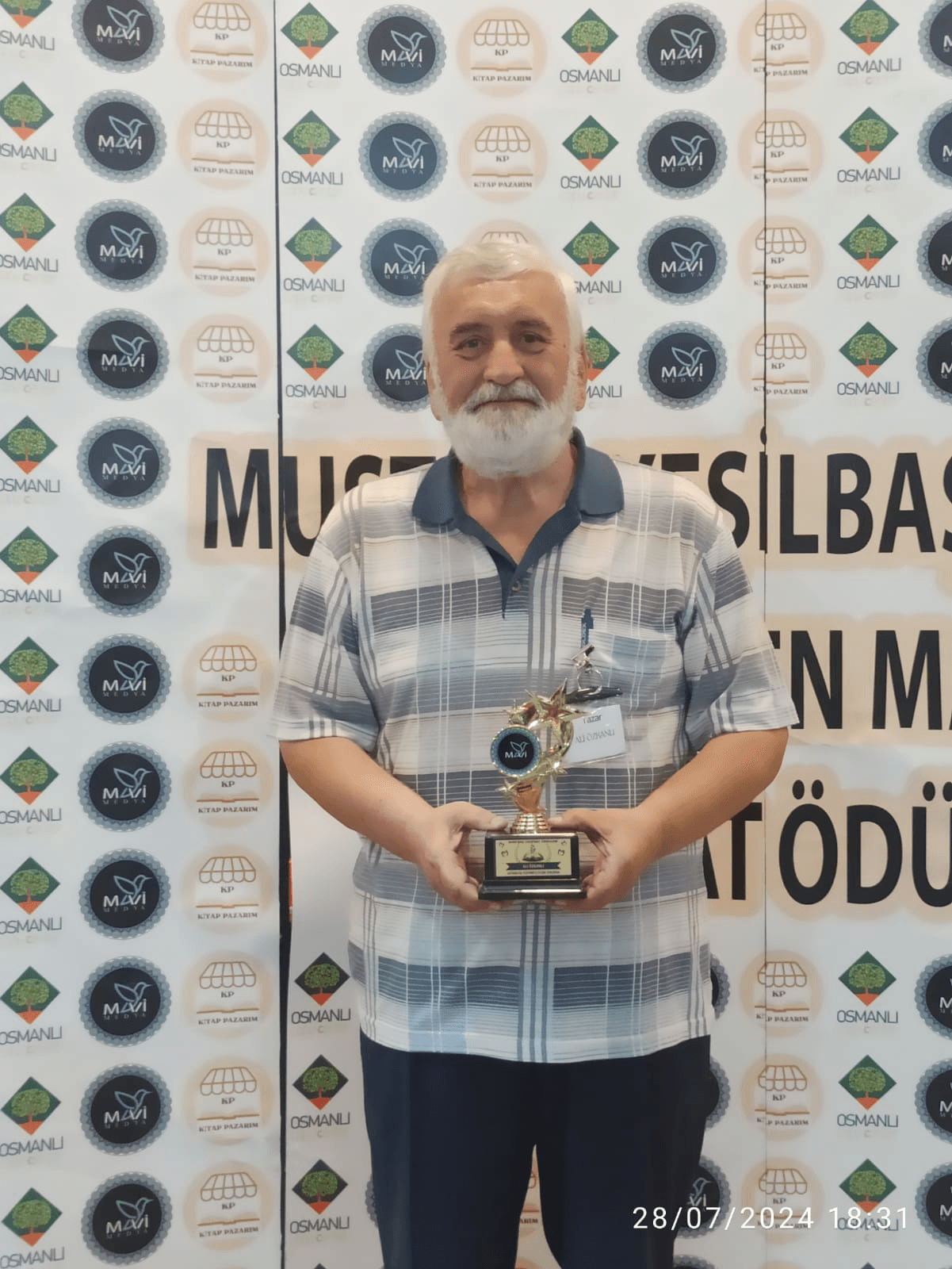 ALİ ÖZKANLI ÖDÜLLE DÖNDÜ