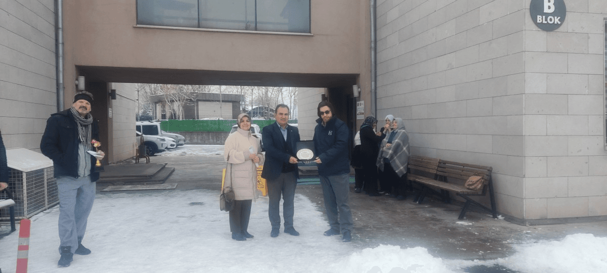 YAZARIMIZ ÖNER'E TEŞEKKÜR PLAKETİ